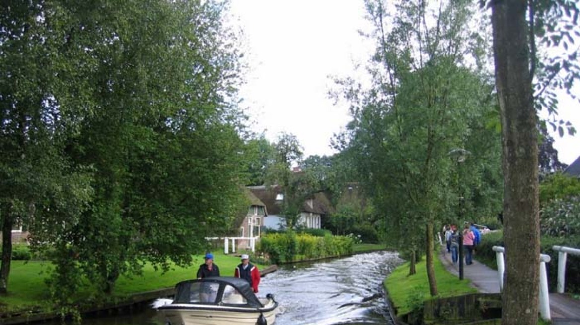 Το μαγευτικό χωριό στην Ολλανδία που δεν έχει δρόμους
